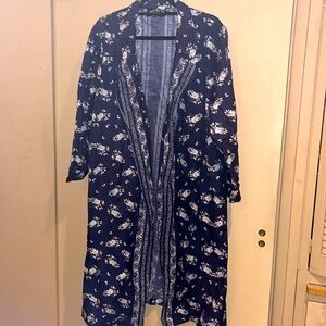 Royalty By Maluma unisex robe /kimono size XL / XXL in navy blue & white floral
